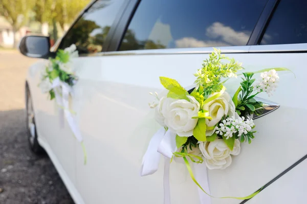 Dekoration auf Hochzeitsauto — Stockfoto