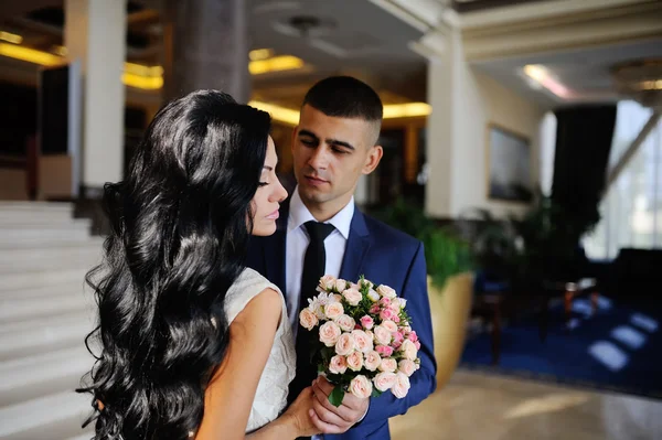 Mariée et marié avec un bouquet de mariage en arrière-plan Interio — Photo