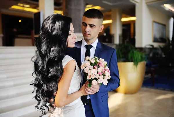 Mariée et marié avec un bouquet de mariage en arrière-plan Interio — Photo