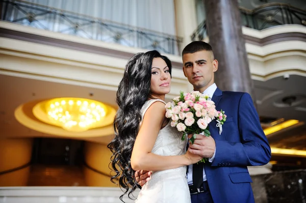 Mariée et marié avec un bouquet de mariage en arrière-plan Interio — Photo