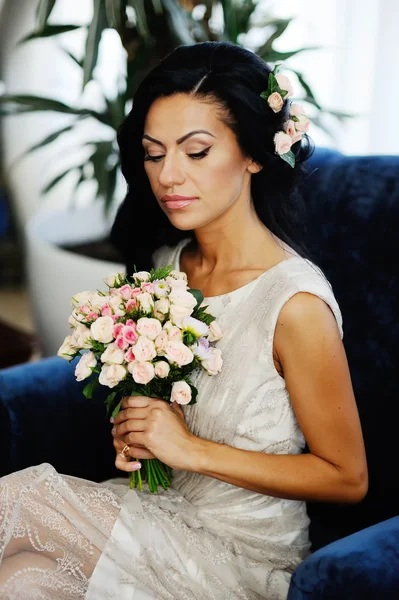 Mariée avec un bouquet de mariage en arrière-plan Intérieur — Photo