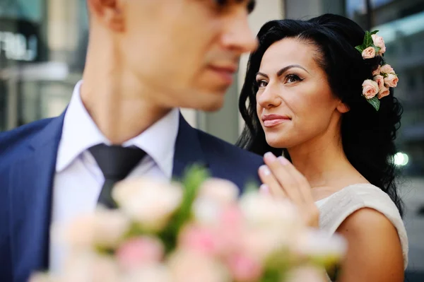 Bride looks at the groom — Stock Photo, Image