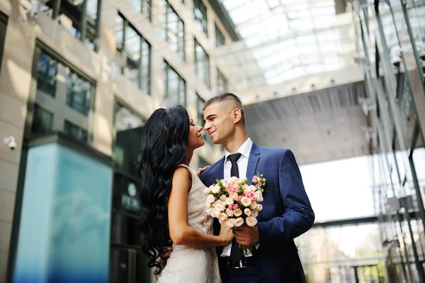 A noiva eo noivo no fundo do edifício de vidro — Fotografia de Stock