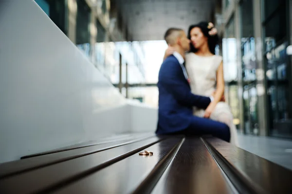 Trouwringen op een achtergrond van de bruid en bruidegom kussen — Stockfoto