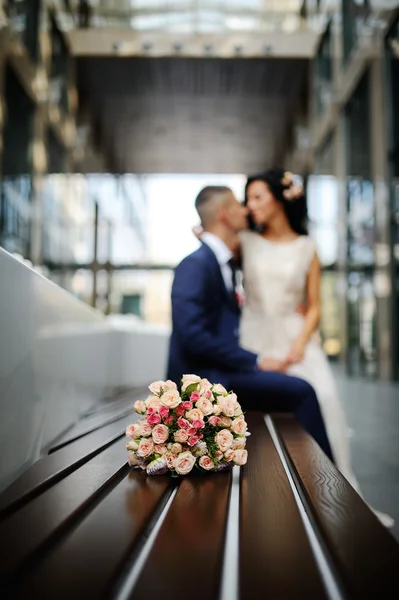 Bouquet de mariée sur un fond de jeunes mariés. Mariée et marié — Photo