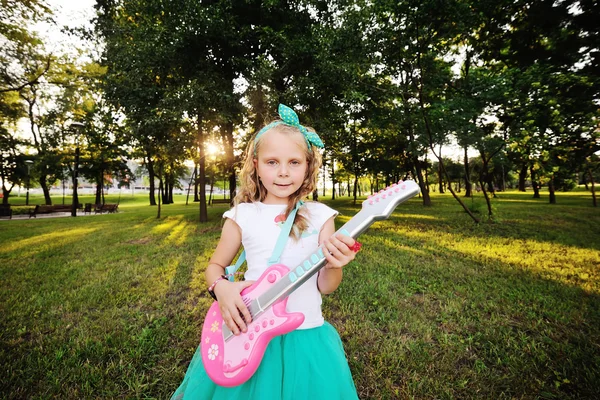 おもちゃのギターと女の赤ちゃん — ストック写真