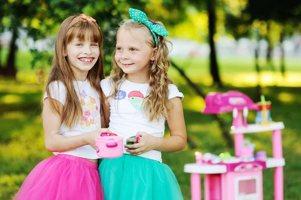 Meninas brincando na cozinha — Fotografia de Stock