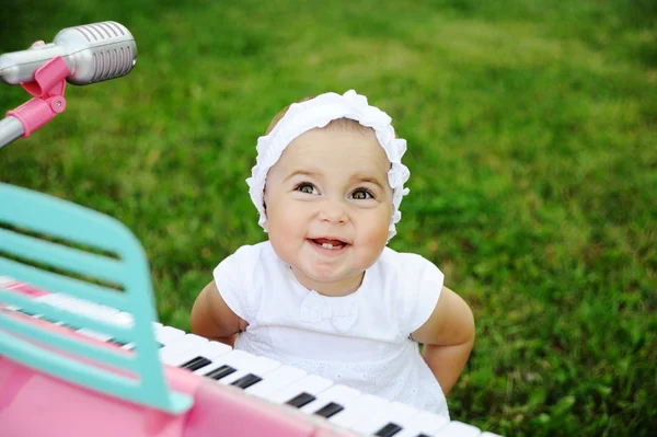 Child little girl playing on a toy piano — Stock Photo, Image