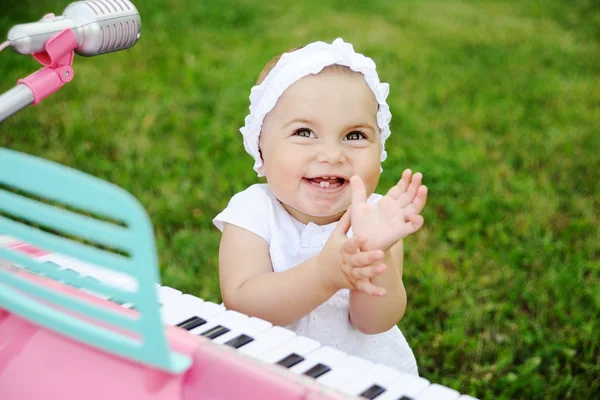 Child little girl playing on a toy piano — Stock Photo, Image