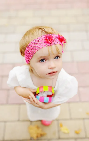 Маленькая девочка с сумочкой — стоковое фото