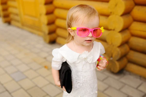 Menina em óculos rosa — Fotografia de Stock