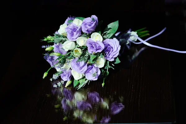 Gelin buketi beyaz ve mor çiçekler — Stok fotoğraf