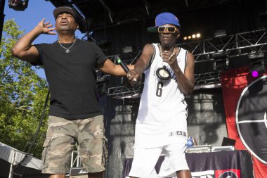 Napa, CA / USA - 5 / 29 / 15: William Jonathan Drayton Jr., nam-ı diğer Flavor Flav ve Carlton Douglas Ridenhour, Chuck D, BottleRock Müzik Festivali 'nde Halk Düşmanı olarak sahne aldı. 1985 'te Rap İkili Grubu' nu kurdular.. 