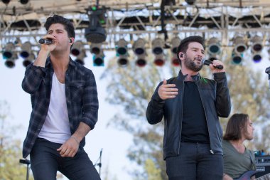 Napa, CA / USA - 6 / 13 / 14: Dan Smyers ve Shay Mooney Dan + Shay rolünde. Albümdeki dokuz single 'dan beşi Country Airplay listesinde zirveye yerleşti ve ikisi Hot Country Songs listesinde zirveye yerleşti..