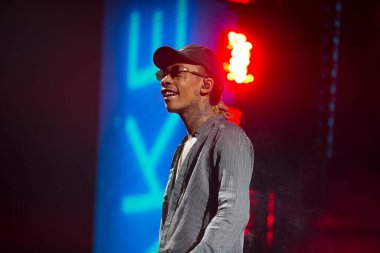 Concord, CA / USA - 8 / 28 / 16: Wiz Khalifa Kaliforniya 'daki The High Road turnesinde sahne aldı. Grammy ödülüne aday gösterilmiş bir sanatçı. Ayrıca BET, Billboard ve Teen Choice Ödülleri kazandı.. 