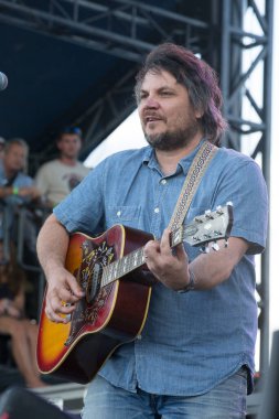 Arrington, VA / USA - 9 / 6 / 14: Wilco solisti Jeff Tweedy LOCKN 'Festival' de sahne aldı. Wilco, beşinci stüdyo albümü A Ghost Is Born ile iki Grammy Ödülü kazandı. Onbirinci stüdyo albümleri Ode to Joy 'u Ekim 2019' da yayımladılar..
