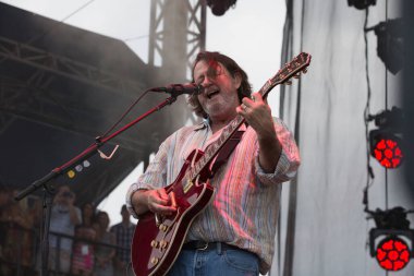 Arrington, VA / USA - 9 / 6 / 2014: John Bell, Arrington, VA 'da düzenlenen LOCKN Festivalinde Geniş Panik Önünde.  