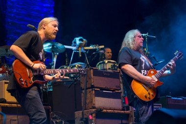 Arrington, VA / USA - 9 / 7 / 2014: Derek Trucks ve Warren Haynes, Arrington, VA 'da düzenlenen LOCKN Festivali' nde The Allman Brothers Band 'i canlandırdılar.  