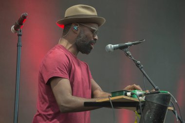 San Francisco, CA / USA: 10 / 19 / 14: Babatunde Omoroga Adebimpe namı diğer Tunde Adebimpe Hazine Adası Müzik Festivali 'nde Radyo' da önde gidiyor. Amerikalı bir müzisyen, aktör, yönetmen ve görsel sanatçılar.. 
