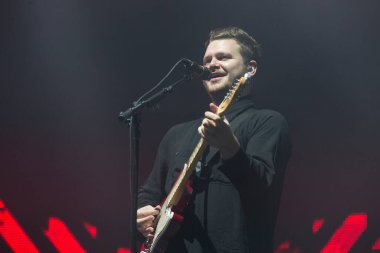 San Francisco, CA / USA: 10 / 19 / 14: Joe Newman, Treasure Island Müzik Festivali 'nde Alt-J grubunu yönetiyor. İlk albümleri An Awesome Wave Mayıs 2012 'de Avrupa' da, Eylül 2012 'de ise ABD' de piyasaya sürüldü..