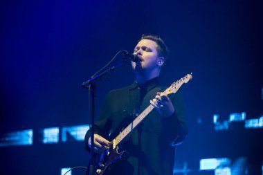 San Francisco, CA / USA: 10 / 19 / 14: Joe Newman, Treasure Island Müzik Festivali 'nde Alt-J grubunu yönetiyor. İlk albümleri An Awesome Wave Mayıs 2012 'de Avrupa' da, Eylül 2012 'de ise ABD' de piyasaya sürüldü..