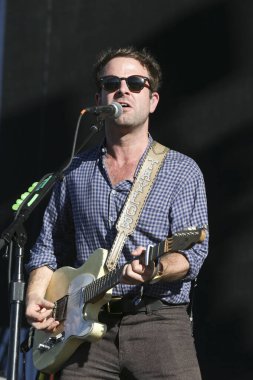 Las Vegas, NV / USA - 10 / 26 / 2013: Taylor Goldsmith Life Is Beautiful Music Festival 'de Dawes grubunu yönetiyor. 