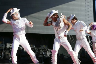 Las Vegas, NV / USA - 10 / 27 / 2013: Michael Jackson: One - Life Is Beautiful Music Festival 'de Cirque du Soleil şarkıcıları. Bunlardan birinin galası 2013 'te Las Vegas Bulvarı' ndaki Mandalay Körfezi 'nde yapıldı.. 