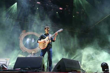 Las Vegas, NV / USA - 10 / 27 / 2013: Ezra Koenig, Vampire Weekend at Life is Beautiful Music Festival 'i yönetiyor. New York 'tan Grammy ödüllü bir grup.. 