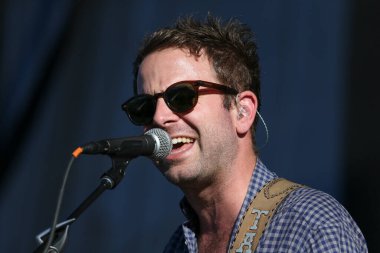 Las Vegas, NV / USA - 10 / 26 / 2013: Taylor Goldsmith Life Is Beautiful Music Festival 'de Dawes grubunu yönetiyor. 