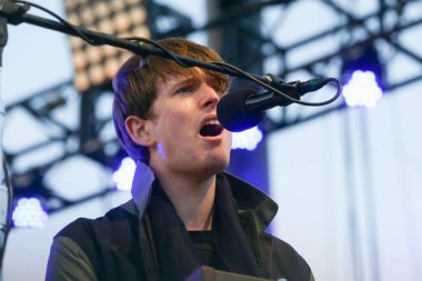 San Francisco, CA / USA: 10 / 20 / 13: James Blake Define Adası Müzik Festivali 'nde sahne aldı. 2014 'te En İyi Yeni Sanatçı dalında da dahil olmak üzere beş adaylıktan oluşan bir Grammy Ödülü ve üç İngiliz Ödülü adaylığı ile Merkür Ödülü kazandı..