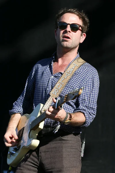 Las Vegas, NV / USA - 10 / 26 / 2013: Taylor Goldsmith Life Is Beautiful Music Festival 'de Dawes grubunu yönetiyor. 