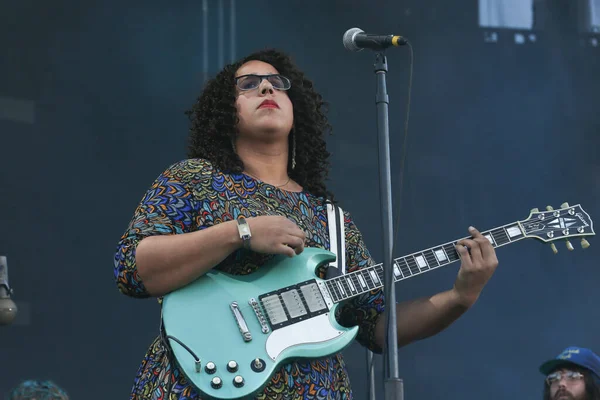 拉斯维加斯 Usa 2013 布列塔尼 霍华德 Brittany Howard 领导亚拉巴马州的 生命是美丽的音乐节 他们是一个格莱美提名乐队从雅典 — 图库照片