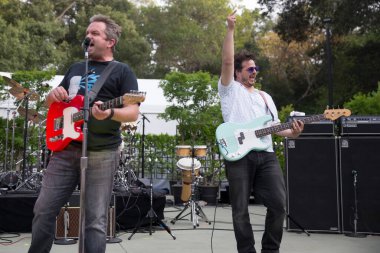 Stanford, CA: 5-17-14: Brad Corrigan (solda) Pete Heimbold (sağda), Frost Festivalinde Dispatch olarak sahne aldı. 