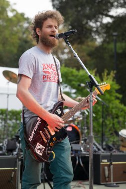 Stanford, CA: 5-17-14: Chad Urmston Frost Festivali 'nde Dispatch ile performans sergiliyor. 2018 'de grup yedinci stüdyo albümü Location 13' ü yayınladı.. 