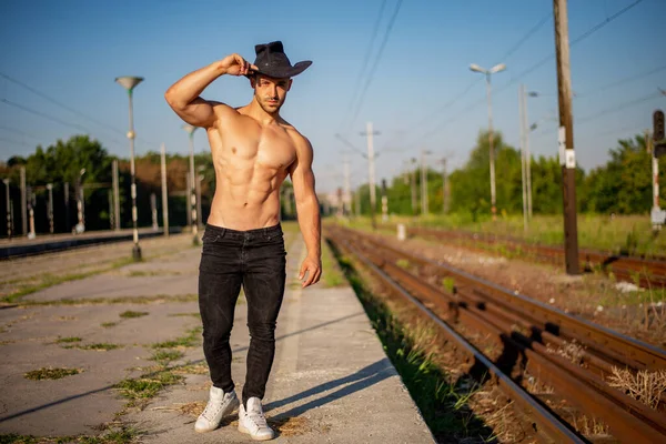 Homem Musculoso Chapéu Cowboy Ourdoors — Fotografia de Stock