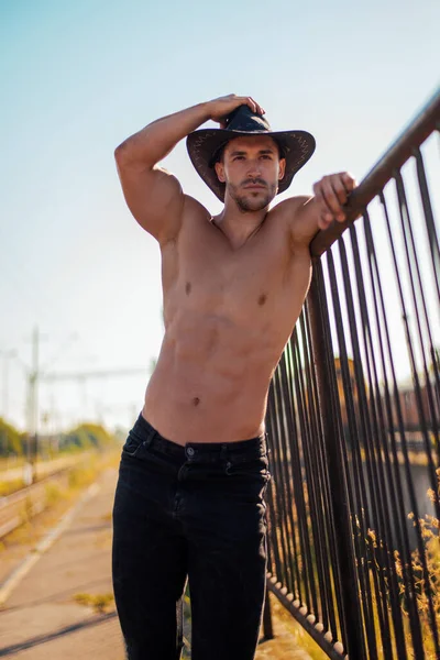 Homem Musculoso Chapéu Cowboy Ourdoors — Fotografia de Stock