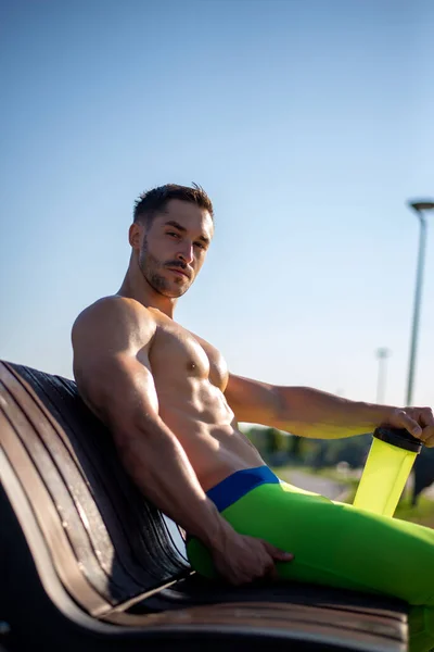 Musculoso Culturista Chico Sienta Banco Agua Potable Después Del Ejercicio —  Fotos de Stock