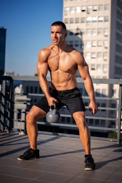 Genç Adam Dışarıda Kettlebell Ile Egzersiz Yapıyor Fitness Spor Sağlıklı — Stok fotoğraf
