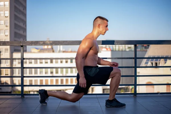 Spor Salonunda Sıkı Çalışan Fitness Adamı Sporcu Egzersiz Yapar Vücut — Stok fotoğraf