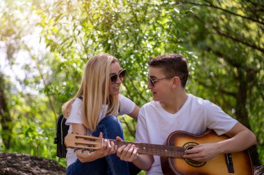 Bir çocuk ve annesi yaz ormanında gitar çalıyor ve şarkı söylüyorlar. Annem yaşlı bir ağaca oturur ve oğluyla eğlenir. Eğlenin ve dışarıda rahatlayın..