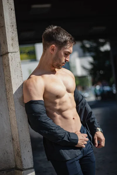 Hombre Musculoso Guapo Con Una Camisa Quitada Sus Hombros Aire —  Fotos de Stock