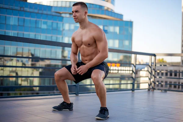Fitness Man Training Hard Outdoor Gym Athlete Makes Exercise Bodybuilder — Stock Photo, Image