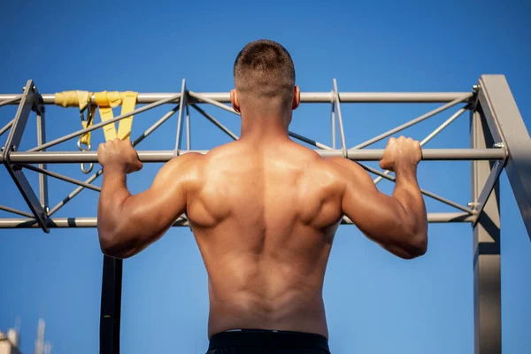 Spor Salonunda Sıkı Antrenman Yapan Fitness Adamı Sporcu Egzersiz Vücut — Stok fotoğraf