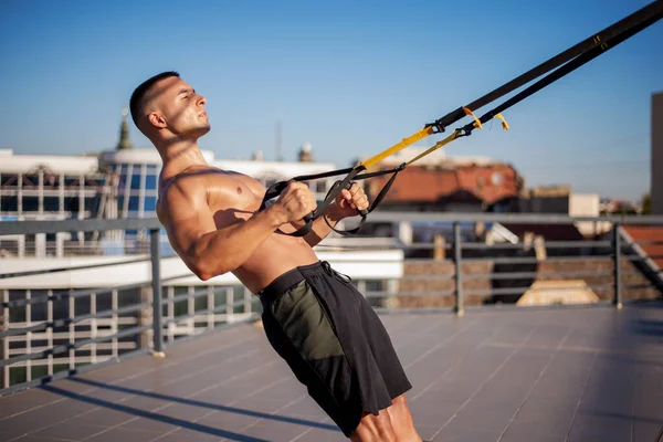 Genç Kaslı Bir Adam Spor Salonunda Üst Bloğun Itiş Gücüyle — Stok fotoğraf