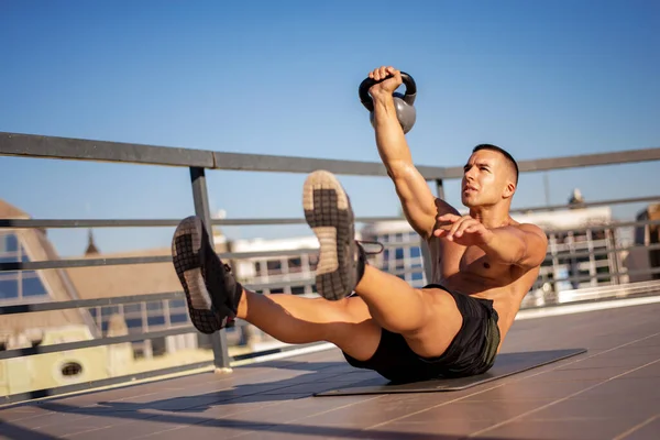 Açık Spor Salonunda Kas Kasları Için Egzersiz Yapan Kaslı Bir — Stok fotoğraf