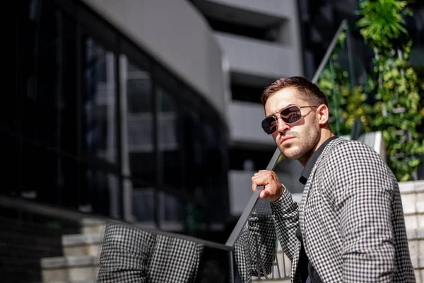 Porträt Eines Jungen Mannes Der Stadt Bussines Gekleidet Junger Erfolgreicher — Stockfoto