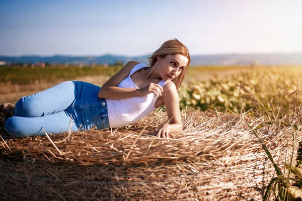 Beautiful Mature Woman Lie Ball Haystack Summer Field — Stock Photo, Image