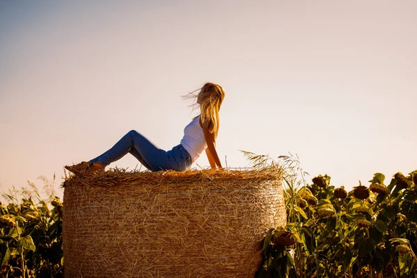 Uzun Saçlı Kot Etek Giyen Açık Renk Gömlekli Bir Kadın — Stok fotoğraf