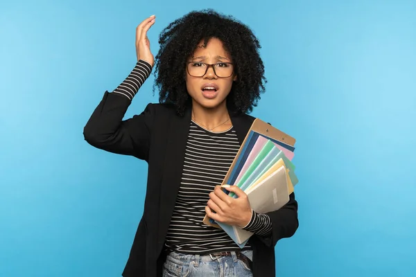 Afro Studentin Mit Ordner Und Notizbüchern Der Hand Vergaß Vorlesung — Stockfoto