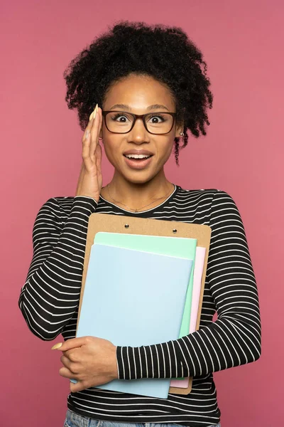 Młoda Szczęśliwa Afroamerykańska Korepetytorka Lub Nauczycielka Odizolowana Różowej Ścianie Studia — Zdjęcie stockowe